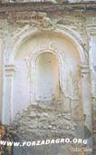 Altare e nicchia nell'interno della Chiesa di S. Antonio 